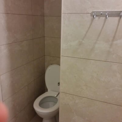 שירותים עם קירות אריחים חדשים