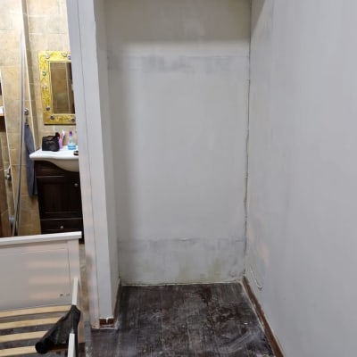 מראה עם מסגרת זהב בחדר אמבטיה