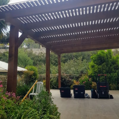 פרגולה מעץ עם כלי עבודה על הרצפה