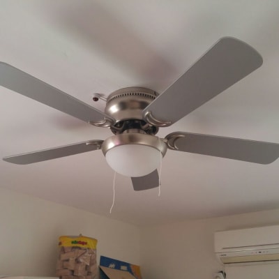 מאוורר תקרה עם חמישה להבים ותאורה מרכזית