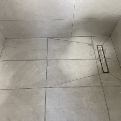 רצפת אריחים עם ניקוז מותקן בפינה