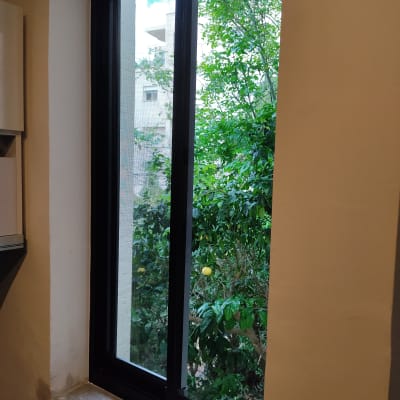 חלון אלומיניום עם מסגרת כהה