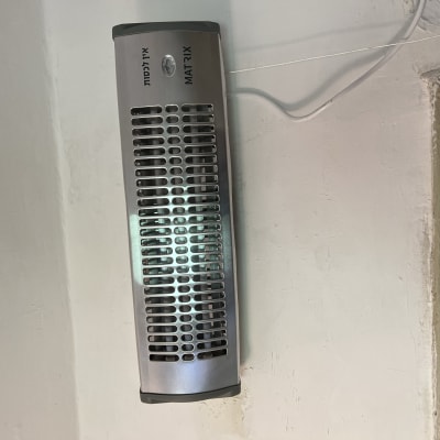 תנור חימום חשמלי מותקן על קיר עם כבל חשמל