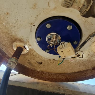 חלק תחתון של דוד שמש עם חיבורים וצינורות