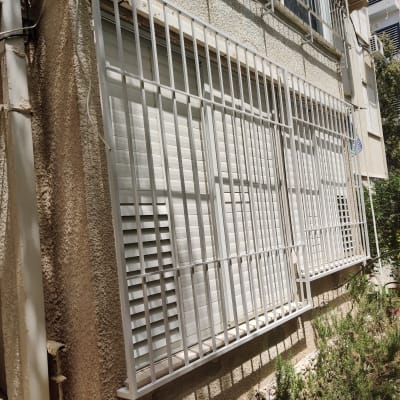 סורגים לבנים על חלונות בניין