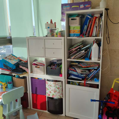 מדפים עם ספרים, קופסאות אחסון וצעצועים