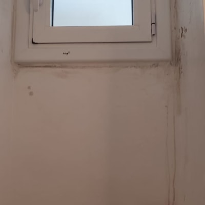 חלון אלומיניום קטן עם מסגרת לבנה