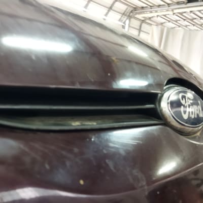 חזית רכב פורד עם סמל, שריטות על הצבע