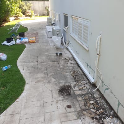 חומרי איטום וכלים ליד קיר חיצוני של בית