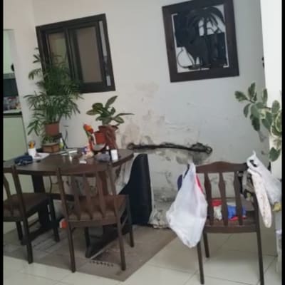 קיר עם קילופי צבע ותמונה תלויה