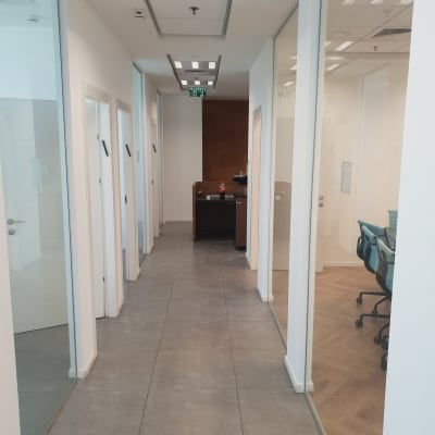 מסדרון עם קירות לבנים ודלתות זכוכית