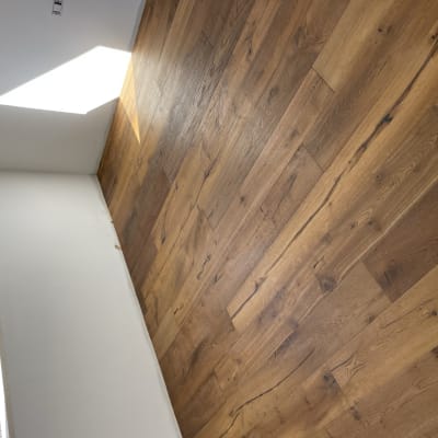 רצפת פרקט עץ בחדר מואר עם קירות לבנים