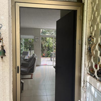 דלת אלומיניום עם מסגרת וזכוכית שקופה