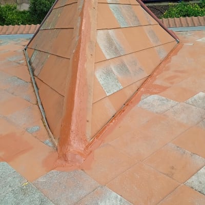 גג רעפים משולש עם חיפוי אטום