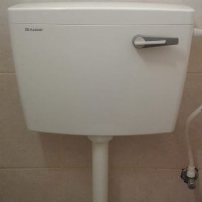 מיכל הדחה לבן עם ידית אפורה