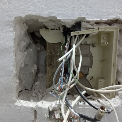 חוטי חשמל חשופים בקיר פתוח