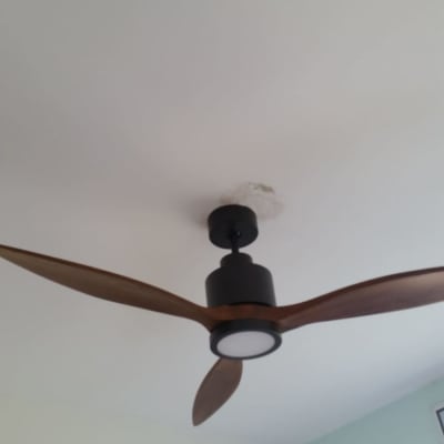 מאוורר תקרה עם שלוש כנפיים מותקן על תקרה