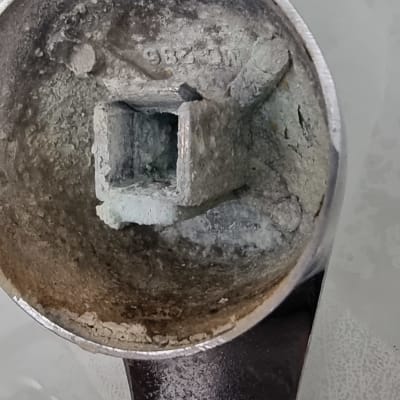 חלק פנימי של ברז עם חלודה ולכלוך