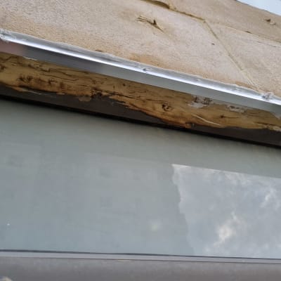 חיפוי קיר עם סדקים ותיקון איטום