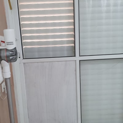 דלת זכוכית עם תריסים סגורים למחצה