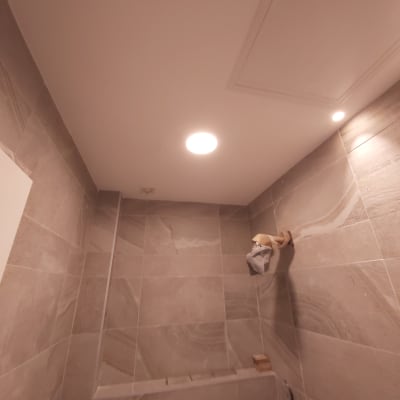 תקרת גבס עם תאורה שקועה בחדר אמבטיה