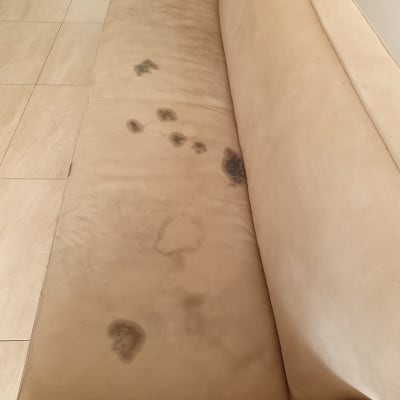 כתמים כהים על ספת בד בהירה