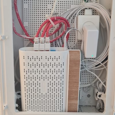 ארון תקשורת עם כבלים ומודם רשת
