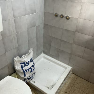 מגש מקלחת עם שק מלט וכלים