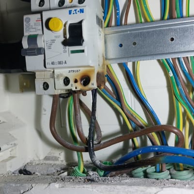 לוח חשמל עם חוטים צבעוניים ומפסק חשמלי