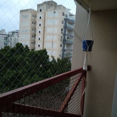 רשת מתוחה על מרפסת למניעת כניסת יונים