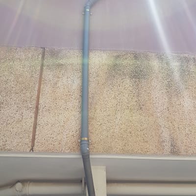 צינור ביוב חיצוני מחובר לקיר בניין