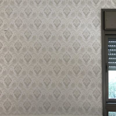 טפט עם דוגמת עלים דקורטיבית על קיר