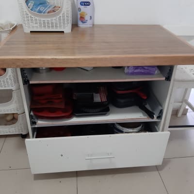 ארון מטבח פתוח עם כלים וסלסלה על השיש