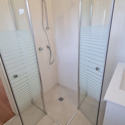 מקלחון זכוכית עם דלתות מתקפלות וברז מקלחת