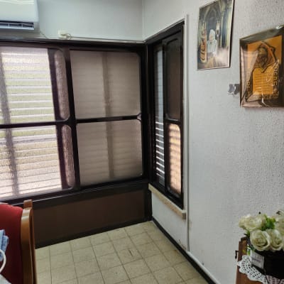 חדר עם מזגן מותקן על הקיר