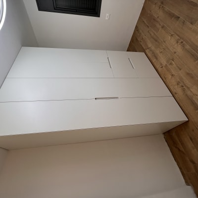 ארון לבן עם דלתות ומגירות מעץ