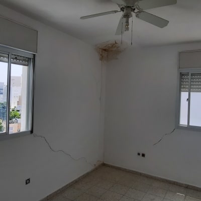 קירות עם סדקים ותקרה עם נזקי רטיבות