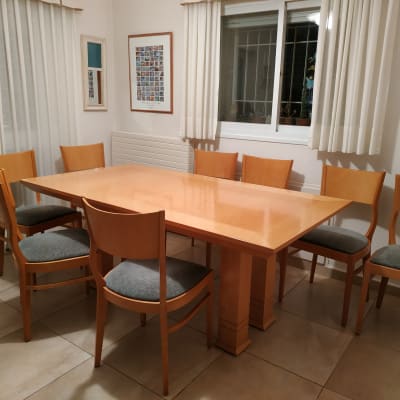 שולחן עץ עם כיסאות בחדר אוכל