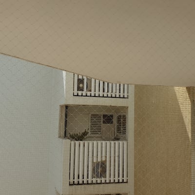 רשת הגנה נגד יונים על מרפסת בניין