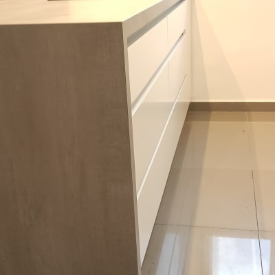 ארונות מטבח לבנים עם משטח עבודה אפור