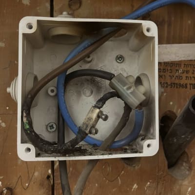 תיבת חיבורים חשמלית עם חוטים חומים וכחולים