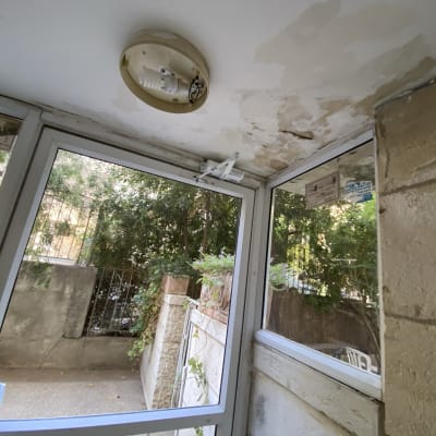 תקרה עם כתמי רטיבות וצבע מתקלף