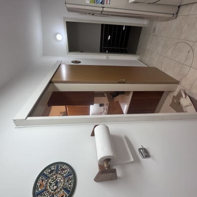 מגש צבעים ומברשת על הרצפה