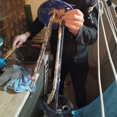 אדם מחזיק חלקי דוד שמש עם אבנית