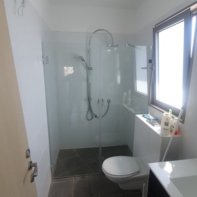 מקלחון זכוכית עם דלת זכוכית שקופה