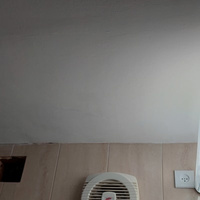 קיר צבוע בלבן עם תאורה צמודה