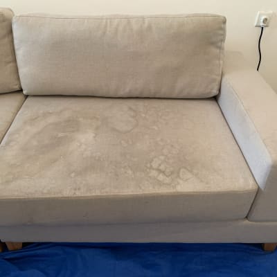 ספה עם כתמים על ריפוד בד בהיר