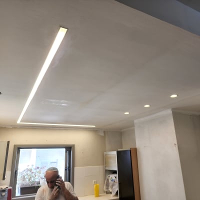 תקרת גבס עם תאורה שקועה ומנורות לד עגולות