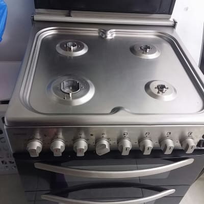 כיריים גז עם ארבעה מבערים וכפתורי שליטה