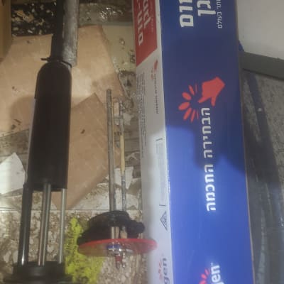 חלקי דוד שמש על רצפה ליד קופסה של כרומגן